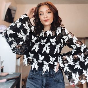 ✨Black and white belle sleeve top ✨